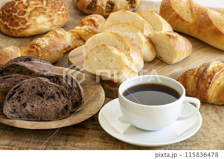 焼きたてのパンと淹れたてのコーヒー 115836478