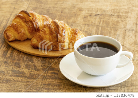 焼きたてのパンと淹れたてのコーヒー 115836479