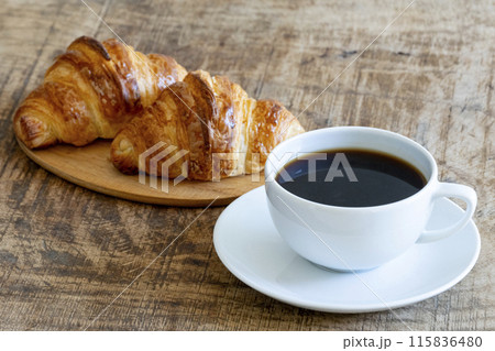 焼きたてのパンと淹れたてのコーヒー 115836480