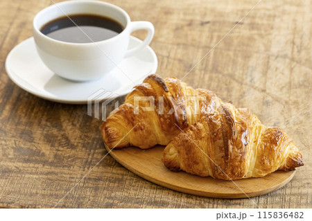 焼きたてのパンと淹れたてのコーヒー 115836482