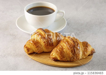 焼きたてのパンと淹れたてのコーヒー 115836483