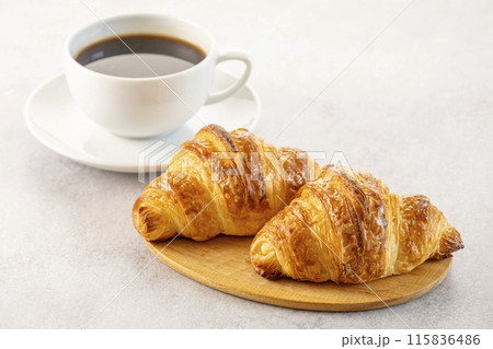 焼きたてのパンと淹れたてのコーヒー 焼きたてのパンと淹れたてのコーヒー 115836486