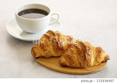 焼きたてのパンと淹れたてのコーヒー 115836487