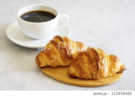 焼きたてのパンと淹れたてのコーヒー 115836488