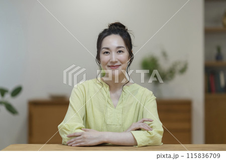 カメラ目線で笑顔の30代半ばの女性 115836709