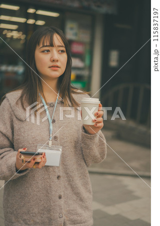 20代OLのお昼休みの外出シーン 20代OLのお昼休みの外出シーン 115837197