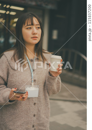 20代OLのお昼休みの外出シーン 20代OLのお昼休みの外出シーン 115837200