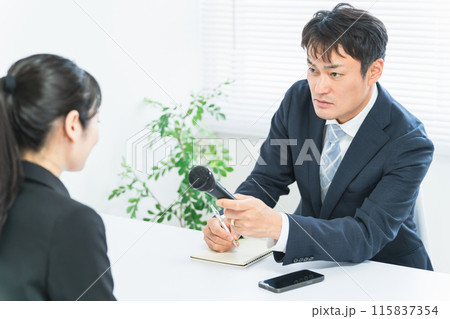 取材をするマスコミ・新聞記者・ジャーナリストの男性と取材を行ける女性 取材をするマスコミ・新聞記者・ジャーナリストの男性と取材を行ける女性 115837354
