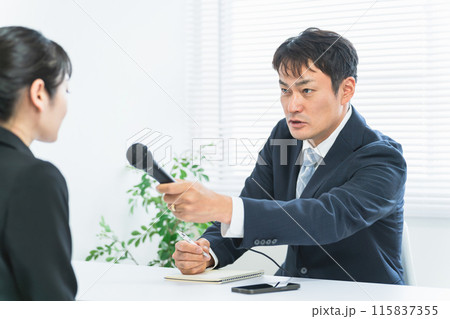 取材をするマスコミ・新聞記者・ジャーナリストの男性と取材を行ける女性 取材をするマスコミ・新聞記者・ジャーナリストの男性と取材を行ける女性 115837355