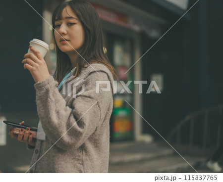 20代OLのお昼休みの外出シーン 20代OLのお昼休みの外出シーン 115837765