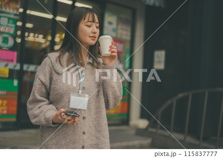 20代OLのお昼休みの外出シーン 115837777