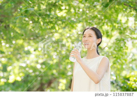 ペットボトルの水を飲む女性 ペットボトルの水を飲む女性 115837887