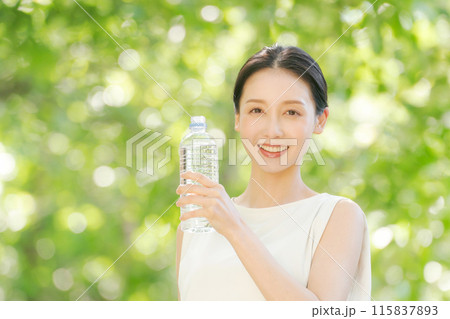 ペットボトルの水を飲む女性 ペットボトルの水を飲む女性 115837893