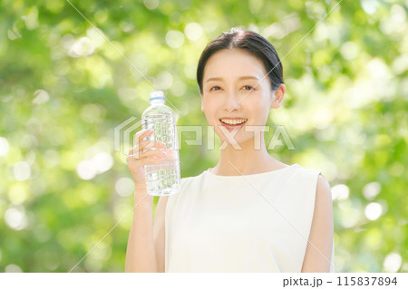 ペットボトルの水を飲む女性 ペットボトルの水を飲む女性 115837894