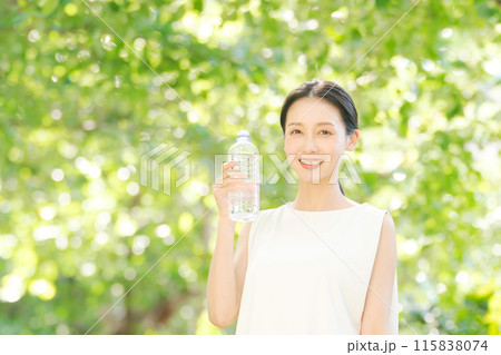 ペットボトルの水を飲む女性 ペットボトルの水を飲む女性 115838074