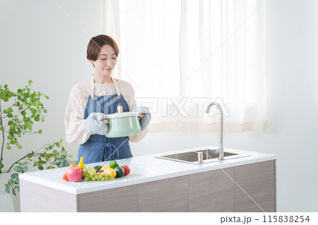 キッチンで料理をする女性(家事・主婦・自炊) キッチンで料理をする女性(家事・主婦・自炊) 115838254