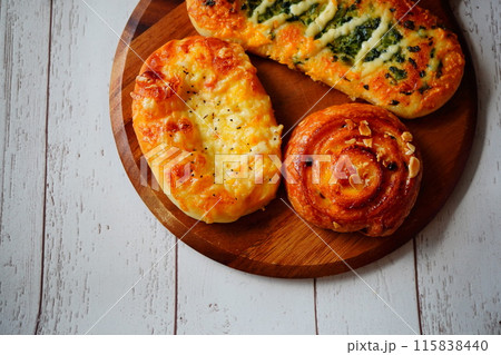 パン屋さんで昼食用に購入した惣菜パン。たまごパン、野沢菜パン、メープルロール。 115838440