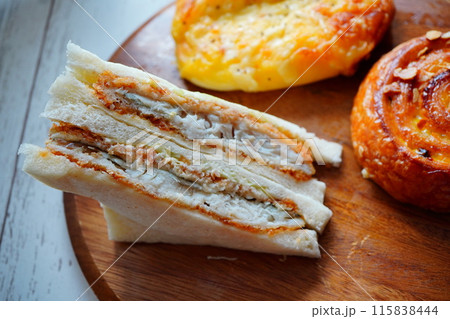 パン屋さんで昼食用に購入した惣菜パン。フッシュサンドとたまごパン、野沢菜パン、メープルロール。 パン屋さんで昼食用に購入した惣菜パン。フッシュサンドとたまごパン、野沢菜パン、メープルロール。 115838444