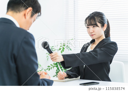 取材をするマスコミ・新聞記者・ジャーナリストの女性と取材を行ける男性（謝罪会見） 115838574