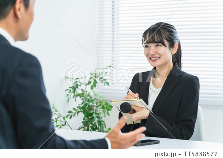 取材をするマスコミ・新聞記者・ジャーナリストの女性と取材を行ける男性 取材をするマスコミ・新聞記者・ジャーナリストの女性と取材を行ける男性 115838577