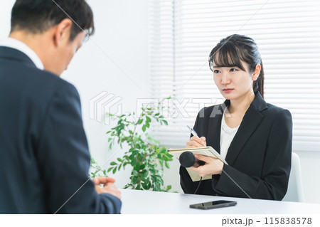 取材をするマスコミ・新聞記者・ジャーナリストの女性と取材を行ける男性(謝罪会見) 取材をするマスコミ・新聞記者・ジャーナリストの女性と取材を行ける男性(謝罪会見) 115838578