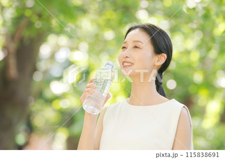 ペットボトルの水を飲む女性 115838691