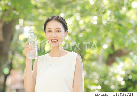 ペットボトルの水を持つ女性 ペットボトルの水を持つ女性 115838721