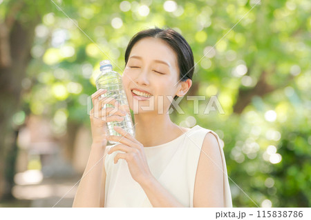 ペットボトルの水を持つ女性 ペットボトルの水を持つ女性 115838786