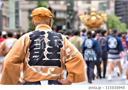 山王祭の粋な祭り男の後ろ姿 115838948