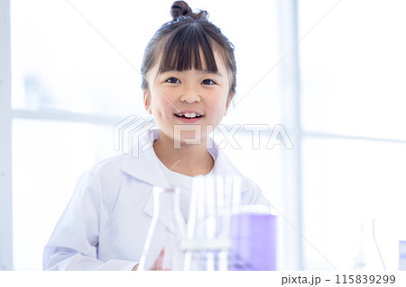 科学の勉強をする小学生の女の子 科学の勉強をする小学生の女の子 115839299