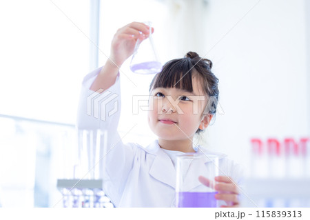科学の勉強をする小学生の女の子 科学の勉強をする小学生の女の子 115839313