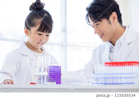 科学の勉強をする小学生の女の子と先生 115839334