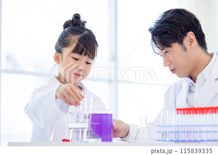 科学の勉強をする小学生の女の子と先生 115839335