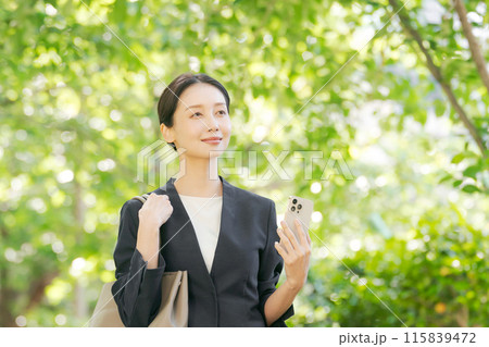 スマホを持つスーツの女性 115839472