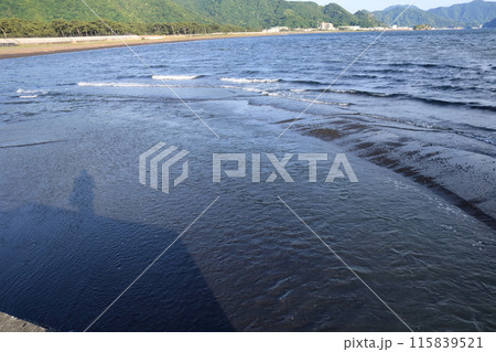 青い空と沼津の運河の流れ込みと海 115839521