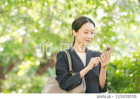 スマホを持つスーツの女性 スマホを持つスーツの女性 115839550