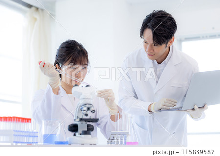 研究イメージ 研究室で働く男女 研究イメージ 研究室で働く男女 115839587