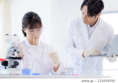 研究イメージ　研究室で働く男女 115839593