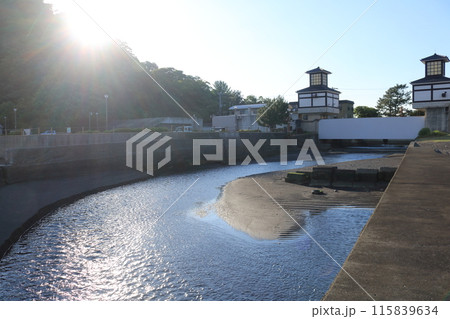 青い空と沼津の運河と水門と海に流れ込む川 青い空と沼津の運河と水門と海に流れ込む川 115839634