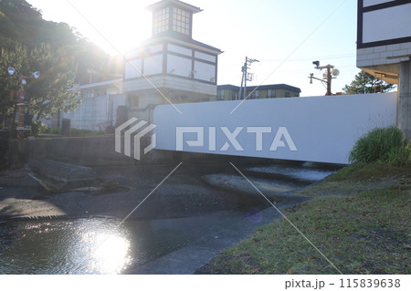 青い空と沼津の運河と水門と海に流れ込む川 青い空と沼津の運河と水門と海に流れ込む川 115839638