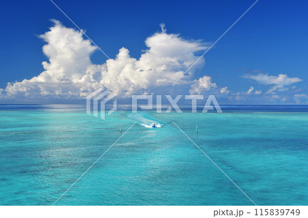 池間大橋から見る真夏の入道雲と青い海を走るボート 115839749