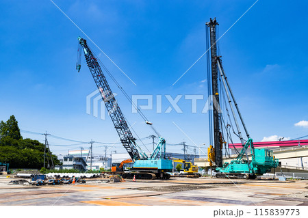 建設現場 重機クローラクレーンと杭打ち機 建設現場 重機クローラクレーンと杭打ち機 115839773