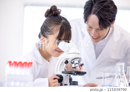 科学の勉強をする小学生の女の子と先生 115839790