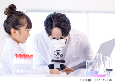 科学の勉強をする小学生の女の子と先生 科学の勉強をする小学生の女の子と先生 115839850