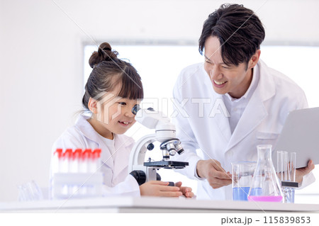 科学の勉強をする小学生の女の子と先生 科学の勉強をする小学生の女の子と先生 115839853