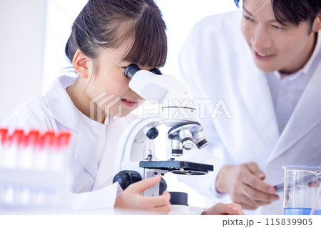 科学の勉強をする小学生の女の子と先生 科学の勉強をする小学生の女の子と先生 115839905