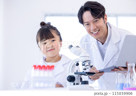科学の勉強をする小学生の女の子と先生 115839906