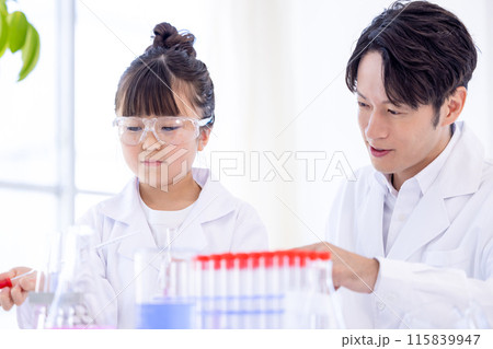 科学の勉強をする小学生の女の子と先生 科学の勉強をする小学生の女の子と先生 115839947