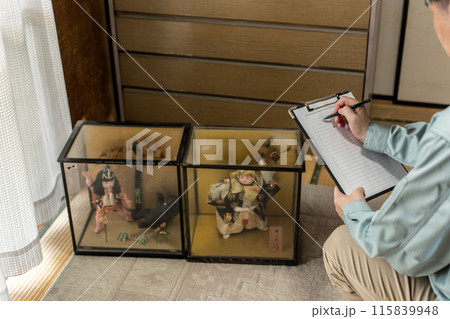 五月人形の値付けをしている不用品買取業者 115839948