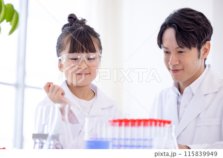 科学の勉強をする小学生の女の子と先生 科学の勉強をする小学生の女の子と先生 115839949
